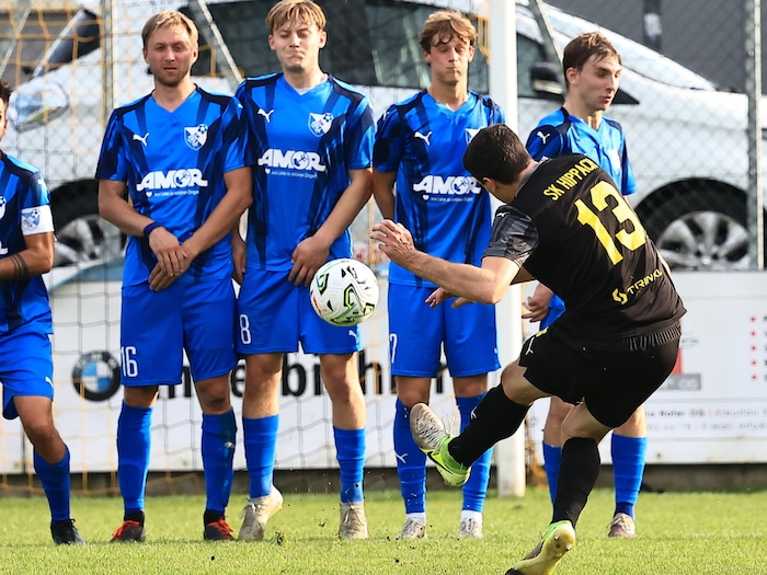 Dominik Geisler (Nr. 13) prüfte auch Zell/Zillers Standhaftigkeit.