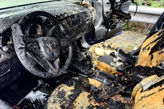 Das Auto wurde innen völlig zerstört.