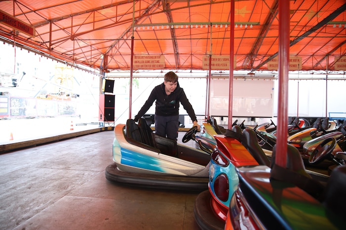 Junior-Chef Daniel Deisenhammer schiebt die letzten Autodrom-Autos in Reih und Glied