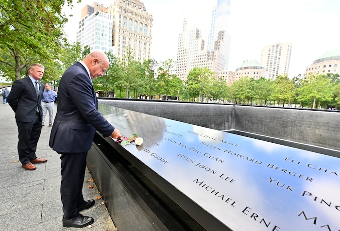 Eine Rose für in Österreich geborene 9/11-Opfer