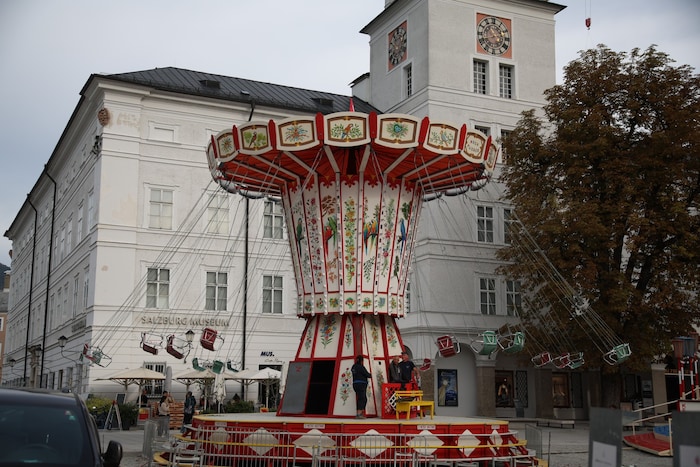 Fast alle Spaß-Geschäfte sind schon fertig aufgebaut. Mittwochmittag steht die feierliche ...