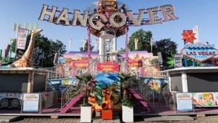 Nach einem Unfall an einem Fahrgeschäft auf dem Oktoberfest ist ein Mitarbeiter an seinen ...