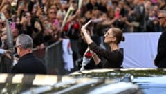 Tagtäglich versammeln sich die Fans der Sängerin vor ihrem Hotel im Paris und hoffen, dass sie ...