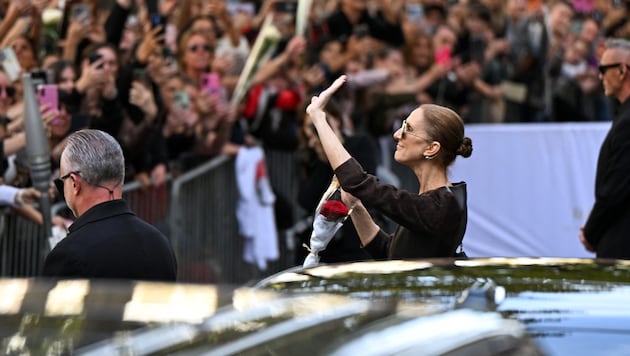 Tagtäglich versammeln sich die Fans der Sängerin vor ihrem Hotel im Paris und hoffen, dass sie ...