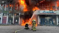 Löscharbeiten nach dem Angriff auf Dnipro