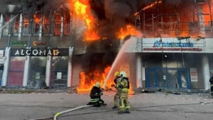 Löscharbeiten nach dem Angriff auf Dnipro