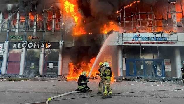 Löscharbeiten nach dem Angriff auf Dnipro