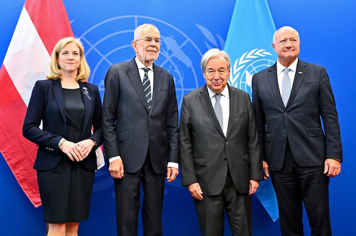 Außenministerin Beate Meinl-Reisinger (NEOS), Bundespräsident Alexander Van der Bellen, ...