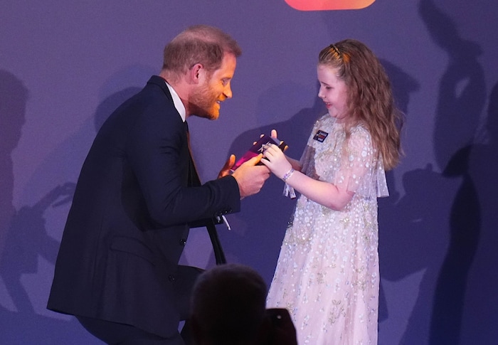 Harry überreicht Margot Jones-Billington ihren Preis. Die Veranstaltung fand im Royal Lancaster ...