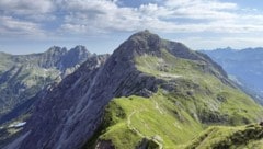 Blick auf den Mindelheimer Klettersteig, der Grat markiert annähernd die Staatsgrenze zwischen ...