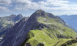 Blick auf den Mindelheimer Klettersteig, der Grat markiert annähernd die Staatsgrenze zwischen ...