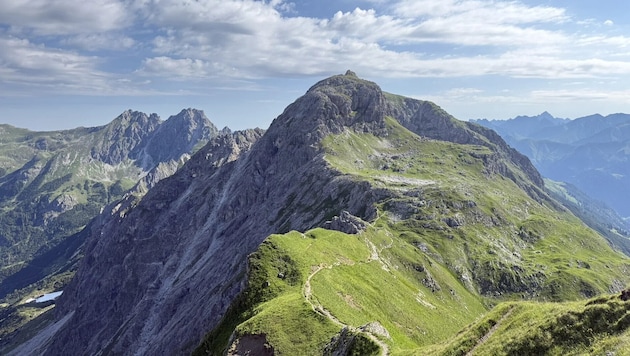 Blick auf den Mindelheimer Klettersteig, der Grat markiert annähernd die Staatsgrenze zwischen ...