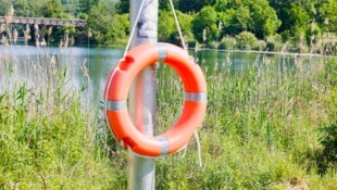 Bei Oberndorf an der Salzach wird nach einer mutmaßlich vermissten Person Ausschau gehalten.