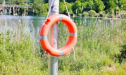 Bei Oberndorf an der Salzach wird nach einer mutmaßlich vermissten Person Ausschau gehalten.