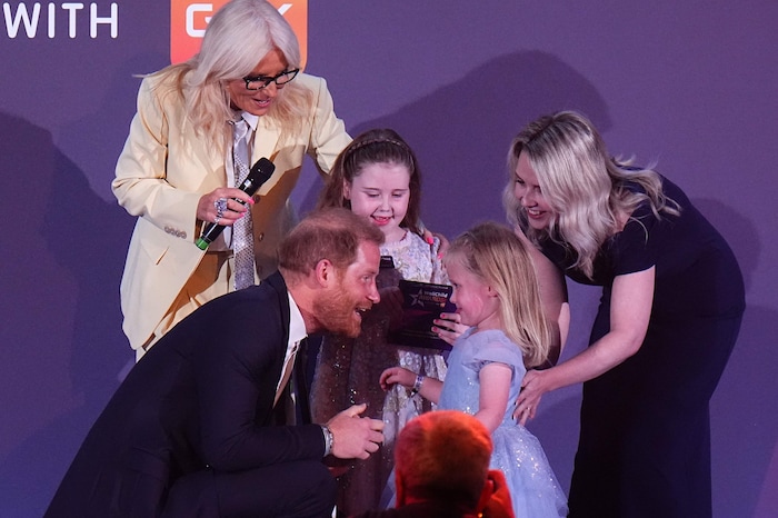 Prinz Harry mit Margot Jones-Billington und deren kleiner Schwester Adelaide.
