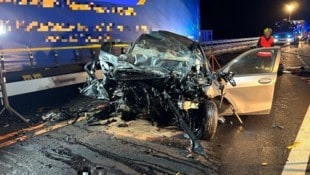 Das komplett demolierte Auto. Der Lenker hatte keine Überlebenschance.