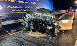 Das komplett demolierte Auto. Der Lenker hatte keine Überlebenschance.