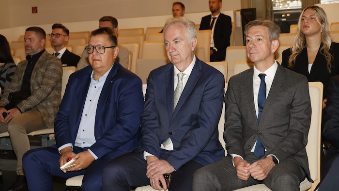 Auf der Zusehertribüne: Martin Graf, Karl Rose, Werner Ressi (von links)