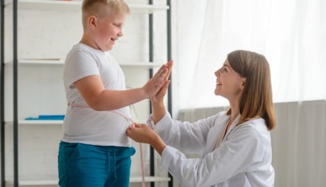 Übergewichtige Kinder sollten frühzeitig mit gezielter Therapie zur Gewichtsreduktion  ...