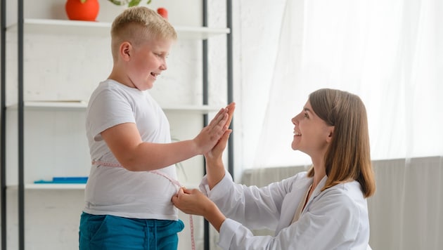 Übergewichtige Kinder sollten frühzeitig mit gezielter Therapie zur Gewichtsreduktion beginnen.