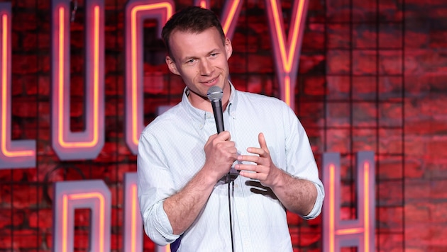 Lustig, zynisch und richtig schwarz-humorig: Niko Nagl, 35, tourt als „Antiheld“ durch ...
