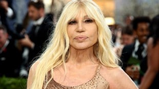 Donatella Versace machte nach 27 Jahren als Kreativdirektorin bei Versace Schluss. Jetzt meldet ...