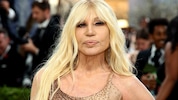 Donatella Versace machte nach 27 Jahren als Kreativdirektorin bei Versace Schluss. Jetzt meldet ...