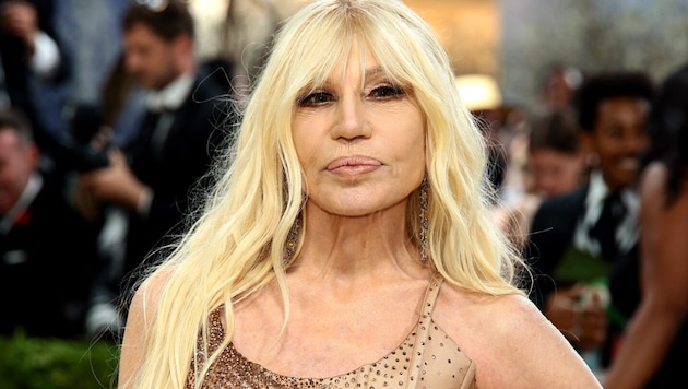 Donatella Versace machte nach 27 Jahren als Kreativdirektorin bei Versace Schluss. Jetzt meldet ...