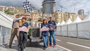 Das Team um Robert Krickl (li.) jubelt bei der Ankunft in Monaco.