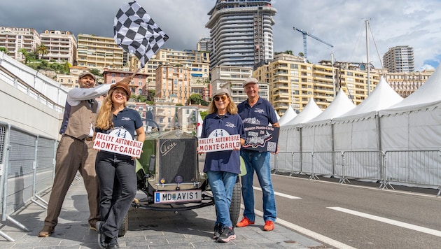 Das Team um Robert Krickl (li.) jubelt bei der Ankunft in Monaco.