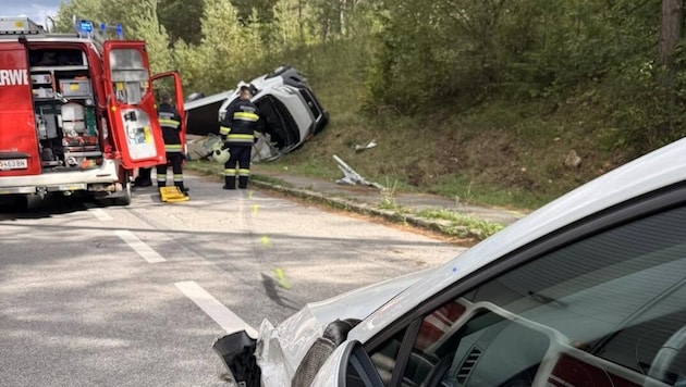 Nach einer Kollision eines Pritschewagens mit einem Pkw kam Ersterer ins Schleudern und krachte ...