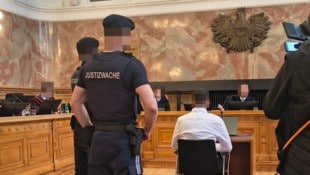 Der Angeklagte vor dem Richter-Senat beim Prozess am Dienstag im Salzburger Landesgericht.