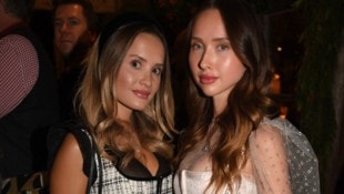 Die Geiss-Schwestern Davina und Shania tragen am Oktoberfest ihre Schleife auf der linken Seite, ...