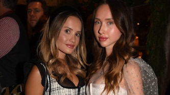 Die Geiss-Schwestern Davina und Shania tragen am Oktoberfest ihre Schleife auf der linken Seite, ...