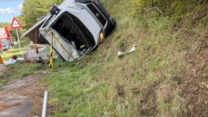 Der Lenker des Wagens wurde bei dem Aufprall eingeklemmt und leicht verletzt.