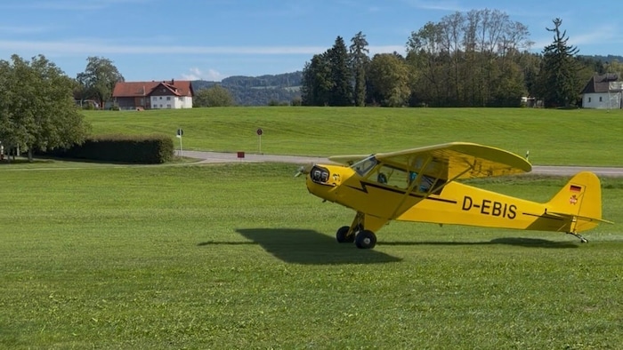 ...kann man den Flugzeugen beim Starten und Landen auf einem der ältesten Landeplätze ...