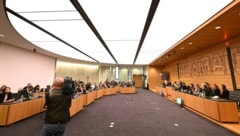 Im U-Ausschuss soll geklärt werden, ob es politische Einflussnahme bei den Ermittlungen rund um ...