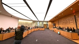 Im U-Ausschuss soll geklärt werden, ob es politische Einflussnahme bei den Ermittlungen rund um ...