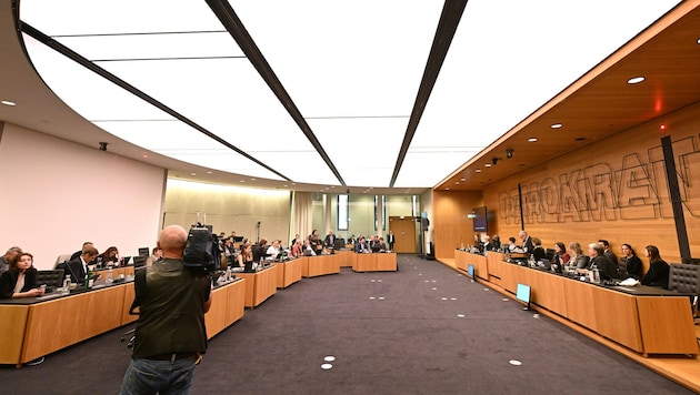 Im U-Ausschuss soll geklärt werden, ob es politische Einflussnahme bei den Ermittlungen rund um ...