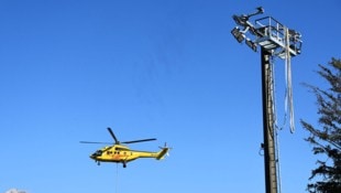 Lasten-Hubschrauber flog am Dienstag die Masten ein.