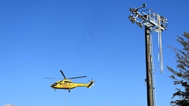 Lasten-Hubschrauber flog am Dienstag die Masten ein.