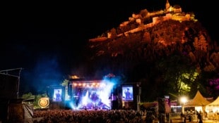 Traumhafte Sommer-Konzertkulisse am Fuße der Burg Hochosterwitz.