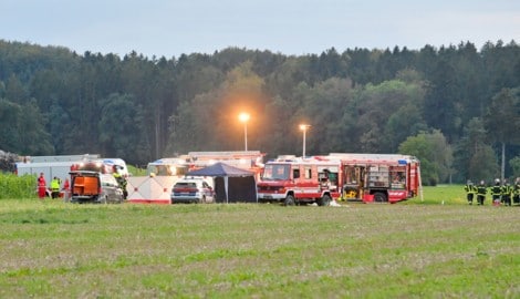 Die Unglücksstelle wurde weiträumig abgesperrt und ein Sichtschutz aufgebaut