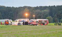 Die Unglücksstelle wurde weiträumig abgesperrt und ein Sichtschutz aufgebaut