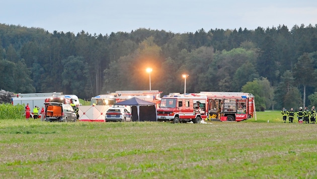 Die Unglücksstelle wurde weiträumig abgesperrt und ein Sichtschutz aufgebaut