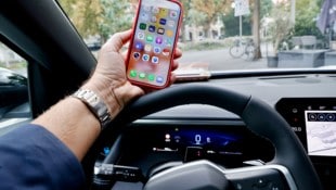 Bei 50 km/h „nur“ zwei Sekunden aufs Handy schauen heißt 30 Meter im völligen Blindflug fahren.