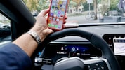 Bei 50 km/h „nur“ zwei Sekunden aufs Handy schauen heißt 30 Meter im völligen Blindflug fahren.