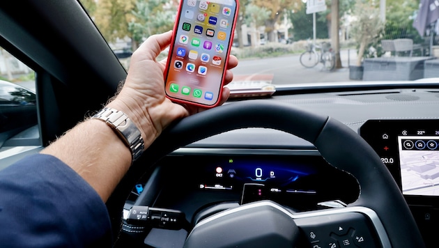 Bei 50 km/h „nur“ zwei Sekunden aufs Handy schauen heißt 30 Meter im völligen Blindflug fahren.