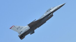 In der Airbase sind auch F-16-Kampfjets stationiert, um welches Flugzeug es sich konkret ...
