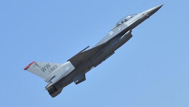 In der Airbase sind auch F-16-Kampfjets stationiert, um welches Flugzeug es sich konkret ...